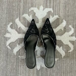 Beautiful size 10 dressy kitten heeled pumps.